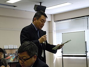 出席報告をする吉原委員長