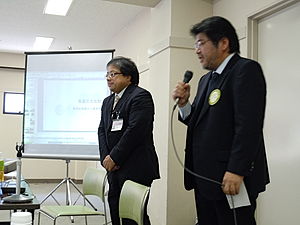 紹介する村上委員長